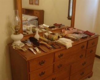 Maple dresser w mirror