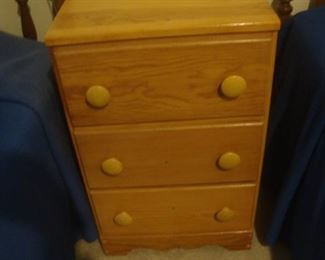 Small chest w 3 drawers