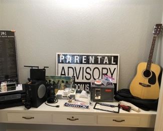 Speaker system and acoustic guitar