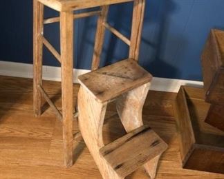 Cute vintage kitchen stool w/ fold down steps. Needs TLC