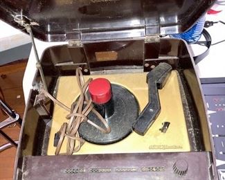 Vintage turntable with speaker