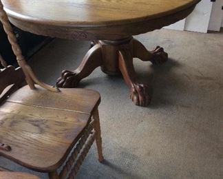 Round oak table beautiful claw feet!