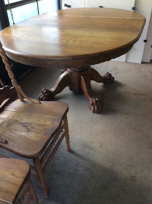 Round oak table beautiful claw feet!