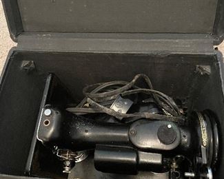 Singer Featherweight has case with storage top
