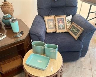 There are two recliners 