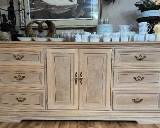 Lexington Dining Table w 4 Side Chairs, 2 Arm Chairs and 2 Leaves, Hutch and Buffet