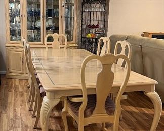 Lexington Dining Table w 4 Side Chairs, 2 Arm Chairs and 2 Leaves, Hutch and Buffet