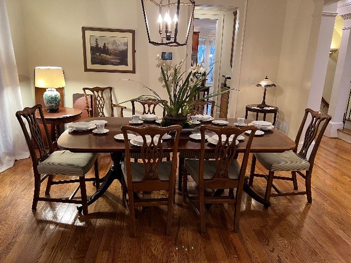 Quality! Dining room table and chairs