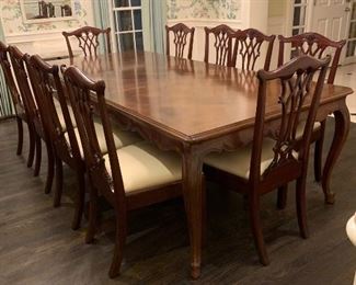 Henredon dining table Country French style with 2 leaves; 