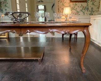 Henredon dining table in the French Provincial style with 2 leaves;