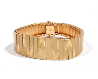 Lot 112  |  UNOARRE 18K TEXTURED LINK BRACELET  |  Designed as tapering textured 18k yellow gold links, signed and with fineness mark on the clasp; l. 7-1/2 in., 48.7g