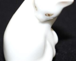 104 - Herend Hungary Porcelain Cat 1 1/2" tall
