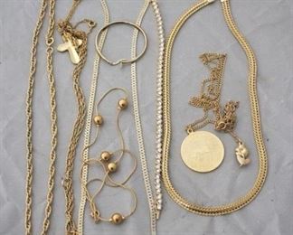 516 - Lot of Assorted Gold Tone Costume Jewelry
