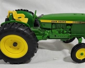 956 - Vintage ERTL Die Cast 2440 Toy John Deer Tractor 9 x 4.5
