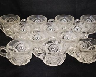 1172 - 12 Vintage pressed glass punch cups
