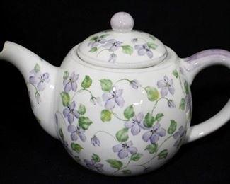 1175 - Floral pattern teapot 9 1/2 x 7
