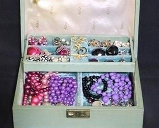 1239 - Group vintage costume jewelry in box
