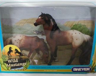 2352 - Breyer Wild Mustangs 750301 Chestnut Appaloosa Yearling & Bay Stallion with Freeze Brand
