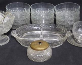 2452 - Group of vintage glassware
