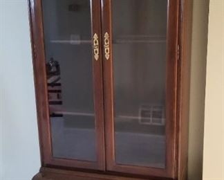 ETHAN ALLEN Vintage 1940 Georgian Court Lighted Glass Door Curio Cabinet 