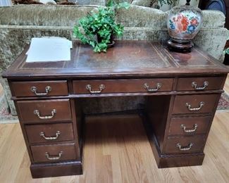 jamestown table company taylormade desk 8 drawer mahogany pedestal leather surface