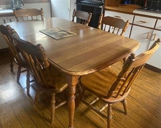 Beautiful maple dining table with 6 chairs, three leaves circa 1960.