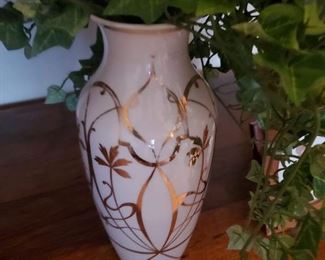 BEAUTIFUL PINK AND GOLD VINTAGE VASE 