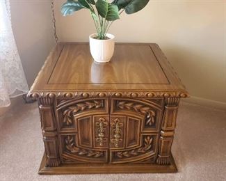 SQUARE  END TABLE 
