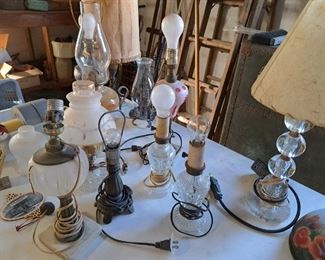 VARIETY OF SMALL LAMPS