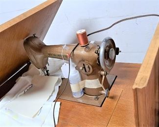 ELECTRIC SEWING MACHINE WITH ACCESSORIES