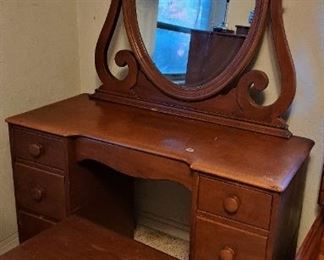 MAPLE VANITY WITH BENCH