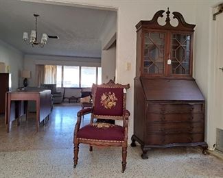 VICTORIAN UPHOLSTERD CHAIR