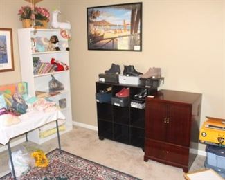Wall art, old TV cabinet, children's books and items, ladies' size 8 shoes.