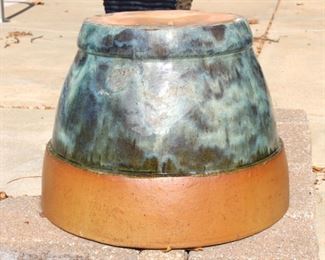 We have a pair of these planters.