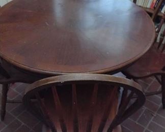 42" Oak round kitchen table with 4 spindle back chairs