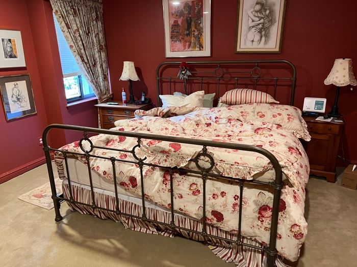 KING IRON BED & NIGHTSTANDS 