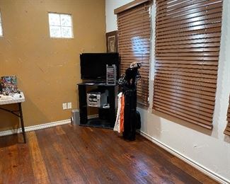 Magnavox TV
Golf clubs