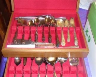 ONEIDA SS FLATWARE SET