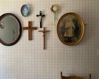 COLLECTION OF CROSSES AND FRAMES 