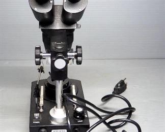Gemology 10X/30X Microscope With Light And Clamp, Powers On
