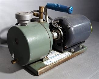 Thermal Engineering Company Heavy Duty High Vacuum Pump, Model 1817Z, Powers On