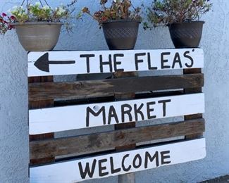 The Fleas Market welcomes you! Cocoa and popcorn will be served. Gifts for everyone!! 10%-50% off! Spin the wheel for your discount.