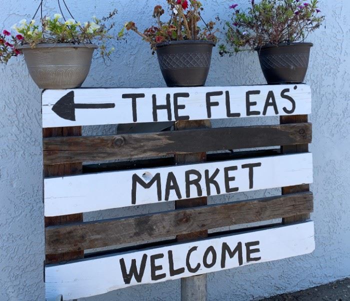 The Fleas Market welcomes you! Cocoa and popcorn will be served. Gifts for everyone!! 10%-50% off! Spin the wheel for your discount.