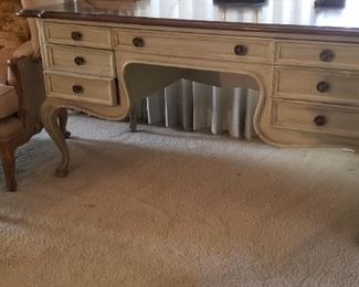 Large desk with French style. Many drawers to keep you organized.