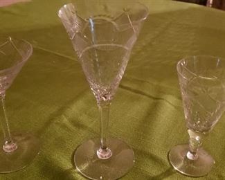 The 3 sizes of the crystal set. I think it is water, wine and champaign.