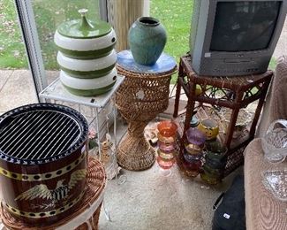 Check out the green and white flour, sugar and more retro kitchen containers! Oh yes!