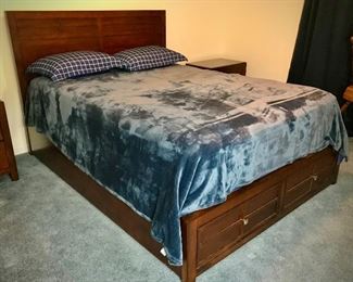 New Classic Queen Bed with 2 Drawers 