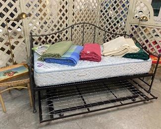 Daybed with trundle, Linens