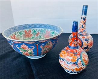 60______$1,000
Oriental Ming style bowl Wan Li 1573-1619 - 7.5Wx6T with 2 small  vases 