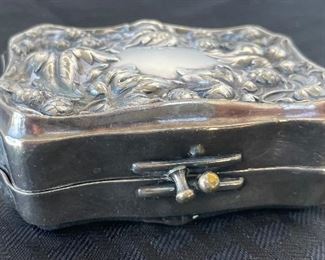 66______$60 
Sterling silver jewelry box pinecone and leaves 5.78 oz
